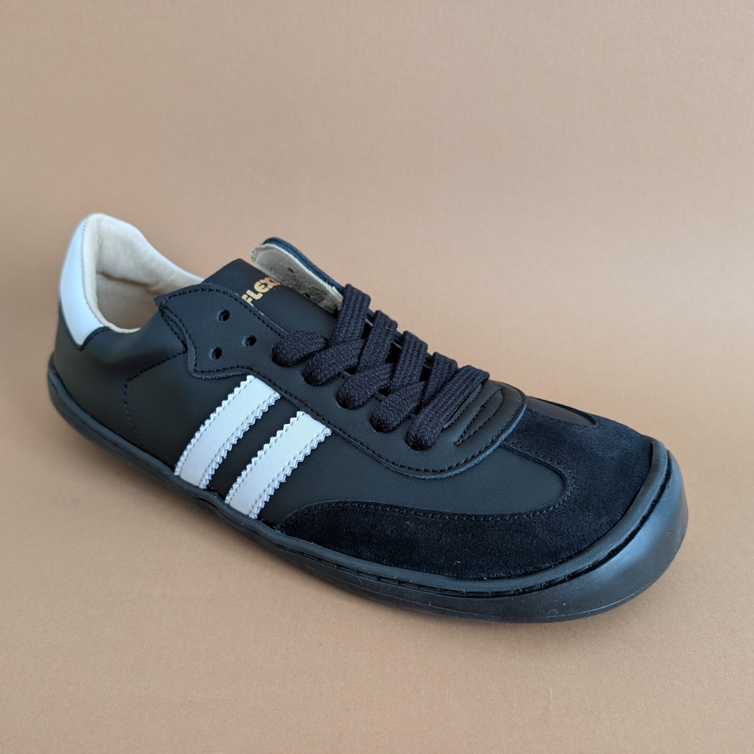 Zapatillas respetuosas de piel Nens Samba Negras